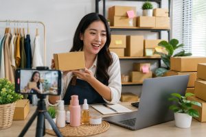 UMKM membuat konten produk menggunakan kamera dan laptop untuk menarik pembeli di marketplace.